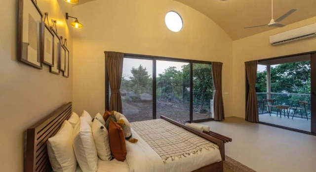 SaffronStays Yahvi Waters by Kosha Villas - 2-BR villa near Pawna Lake with infinity pool and bonfire setup, Забронировать Вилла Коттеджи Лонавала, рядом с Железнодорожный вокзал Лонавала, Коттедж