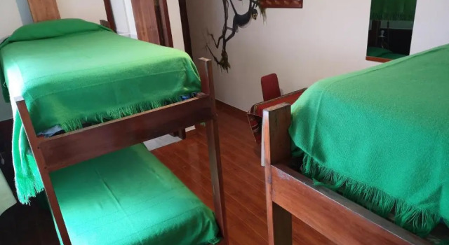 Кровать в общем номере Hostal Chimenea