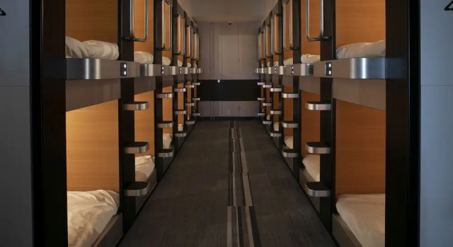 Кровать в общем номере (мужской номер) PLAZA EAST CABIN - Caters to men