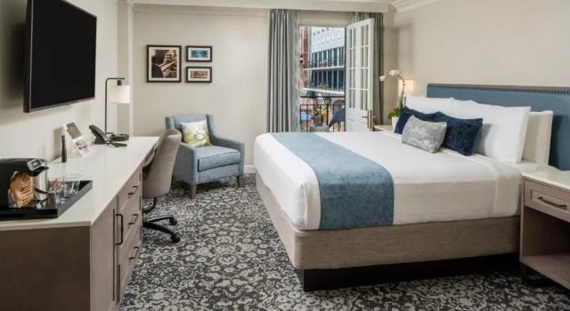 Двухместный номер Deluxe с балконом и с видом на внутренний двор Four Points by Sheraton French Quarter