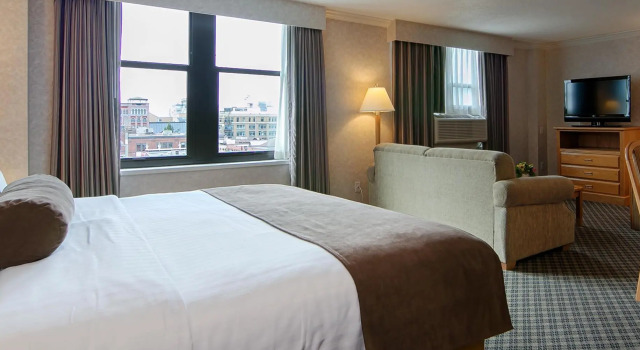 Люкс BEST WESTERN PLUS Carlton Plaza Hotel