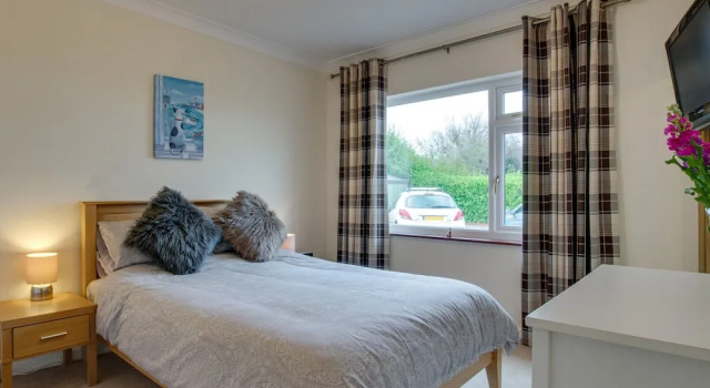 Detached Holiday Home With Cosy Interior, Large Garden and Unique BBQ hut, Varaa Hotelli Hotellit St Austell pysäköinnillä, Pysäköinti