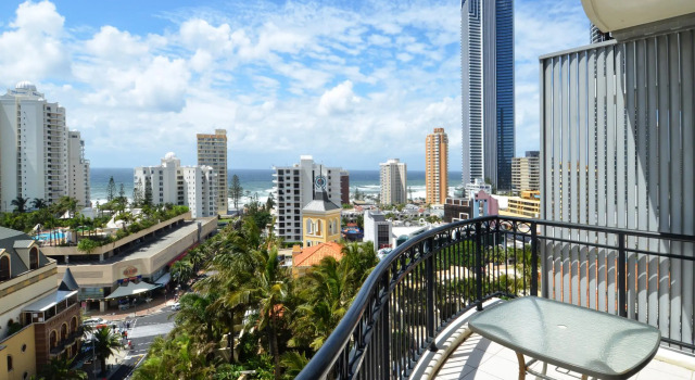 Апартаменты с 3 комнатами Chevron Renaissance - HR Surfers Paradise
