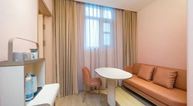 Трёхместный семейный люкс с видом на улицу HanTing Hotel (Beijing Pinggu Wanda Plaza)