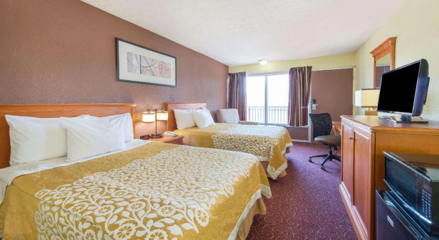 Четырёхместный номер Standard Days Inn by Wyndham Frankfort