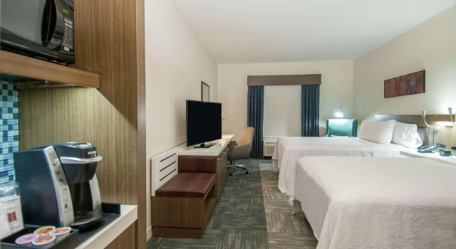 Четырёхместный номер Standard Hilton Garden Inn Jackson/Clinton