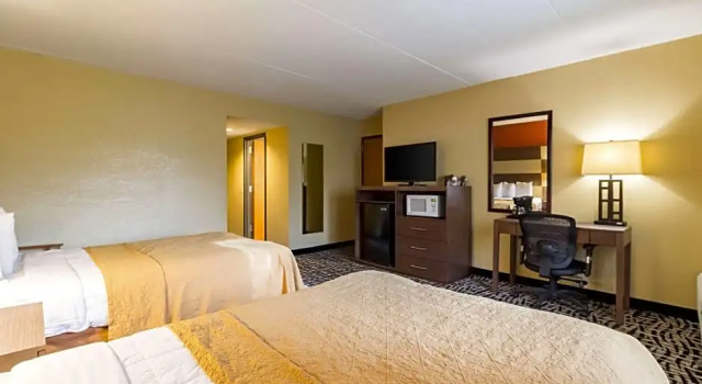 Четырёхместный номер Standard Quality Inn & Suites Mayo Clinic Area