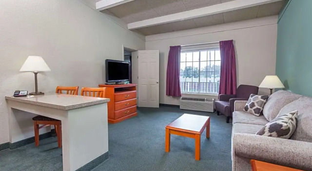 Четырёхместный номер Standard c 1 комнатой Days Inn & Suites by Wyndham Lexington