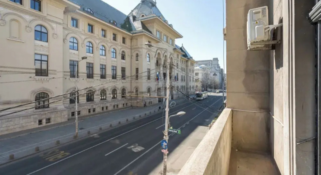 Refined & Spacious 3-Bedroom Flat Near Cismigiu, Balcony with Boulevard Views, Забронировать Апартаменты/квартира Бухарест Muntenia, рядом с Музей коллекций произведений искусства