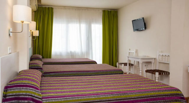 Трёхместный номер Standard с балконом Hostal Sol y Miel