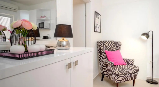 Apartments Roso - ZF Hvar, Забронировать Апартаменты/квартира Отели Хвара с парковкой, рядом с Church of the Holy Spirit Hvar, Парковка