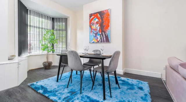 Spacious 2 bed House With Free on Street Parking, Varaa Lomakoti Mökit kohteessa Merseyside, Mökki