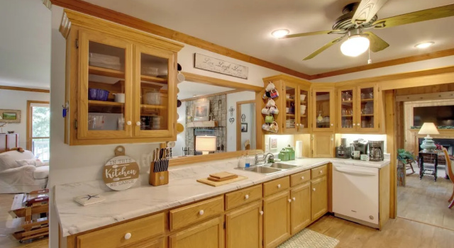Коттедж с 4 комнатами Waterfront Home Near Wilson Lake w/ Covered Porch!