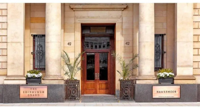 Кровать в общем номере с 2 комнатами The Edinburgh Grand, a Luxury Collection Hotel, Edinburgh