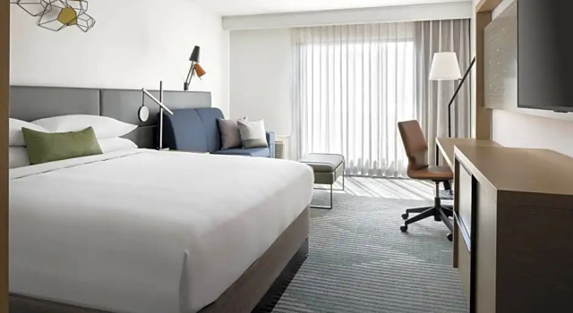 Номер Standard с видом на бассейн Santa Clara Marriott