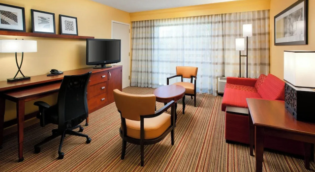 Двухместный люкс с балконом Courtyard by Marriott San Diego Sorrento Valley