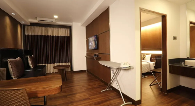 Апартаменты Business Clover Suites Royal Lake Yangon