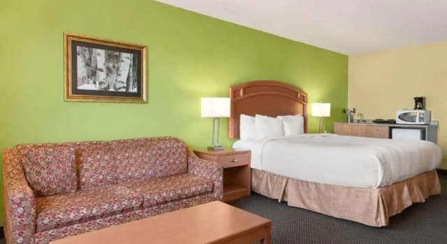 Люкс Deluxe Days Inn & Suites by Wyndham Thompson