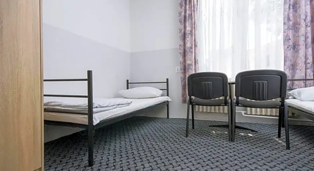 Noclegi PODZAMCZE PTTK, Book Hotel Hoteller i Przemysl med parkering, Parkering