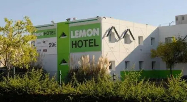Lemon Hôtel Romans, Prenota Hotel Hotel a Alvernia con parcheggio, Parcheggio