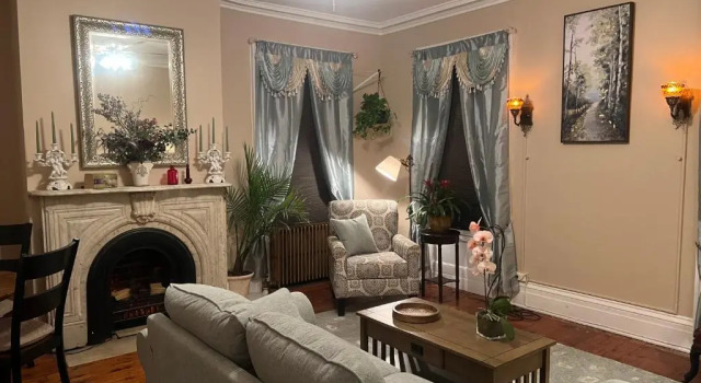 1 Br Private Victorian Apt in Convenient City Location on Half Acre Sleeps 4, Buchen Sie Ferienwohnung  