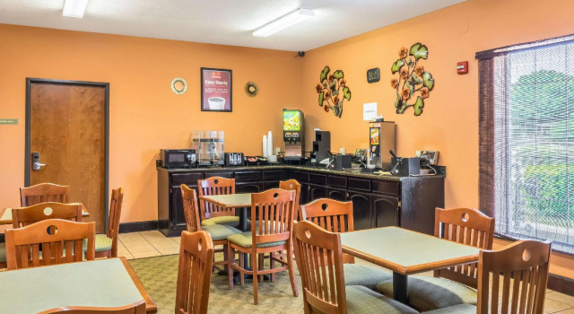 Кровать в общем номере AmericInn by Wyndham New Braunfels