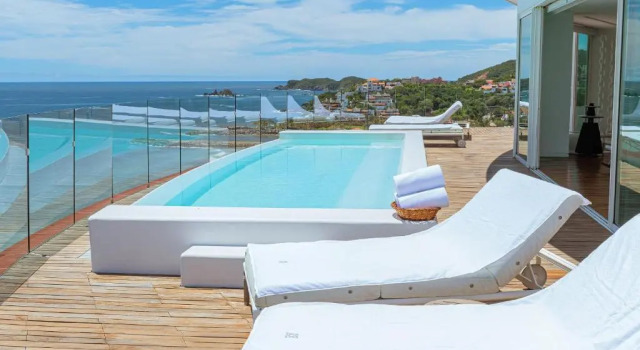 Апартаменты Oceanfront Pool Villa I Private Gym, Spa & Cinema!