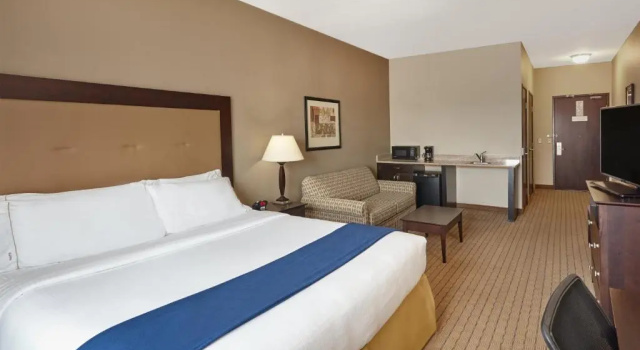 Люкс Holiday Inn Express Hotel & Suites Madison-Verona by IHG
