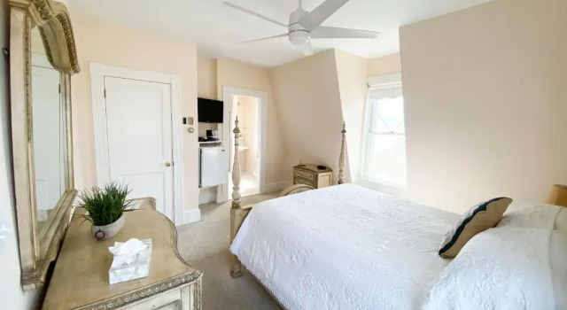 By The Sea Guests Bed & Breakfast and Suites, Buchen Sie Pension Hotels in New England mit Parkplatz, Parkplätze