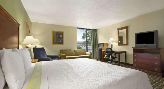 Двухместный люкс Days Inn by Wyndham Fayetteville-South/I-95 Exit 49