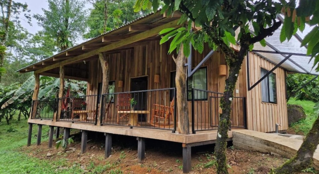 Семейное бунгало с балконом и с видом на сад Finca Amistad Cacao Lodge