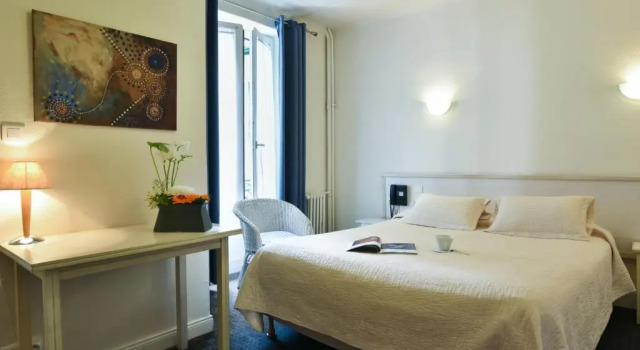 Номер Comfort Hôtel VAL FLORES LOGIS