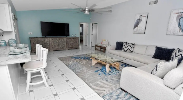 Love Bird Canalfront Villa Lounge Terrace Heated Pool pet Friendly, Забронировать Вилла Кейп-Корал Southwest Florida, рядом с Lee Health Women's Health
