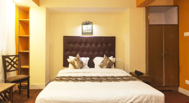 OYO 12370 Royal Sarava