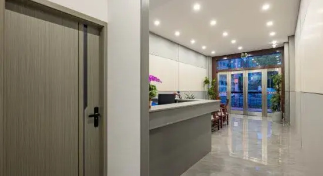 Ningbo Boman Hotel (Beilun Honglian Subway Station)
