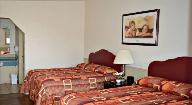 Четырёхместный номер Standard Centre Suite Inns Motel
