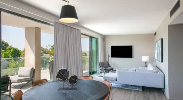 Люкс с 2 комнатами с балконом и с видом на горы AC Hotel by Marriott Palo Alto