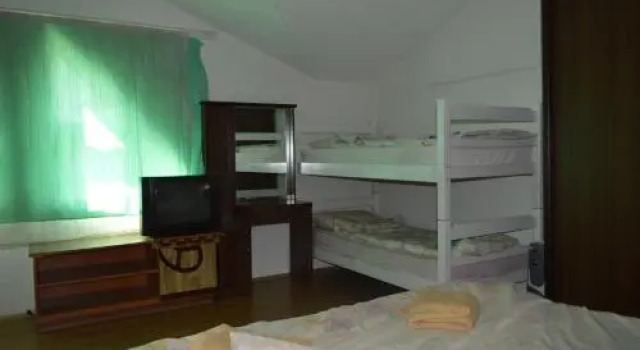 Hostel Istanbul, Забронировать Хостел Хостелы Приштина, рядом с National Theatre of Kosovo, Хостел