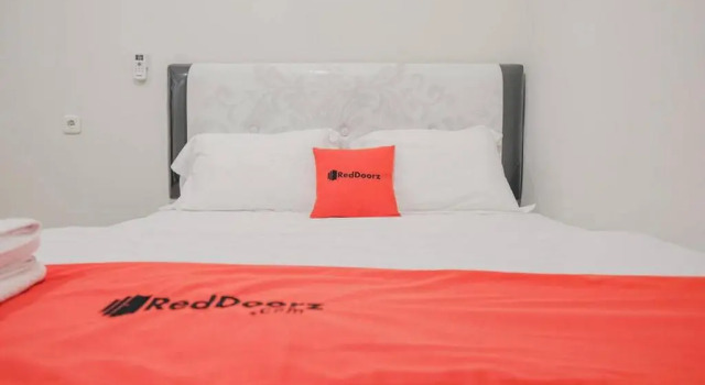 Полулюкс RedDoorz Plus near Soekarno Hatta Airport Taman Mahkota