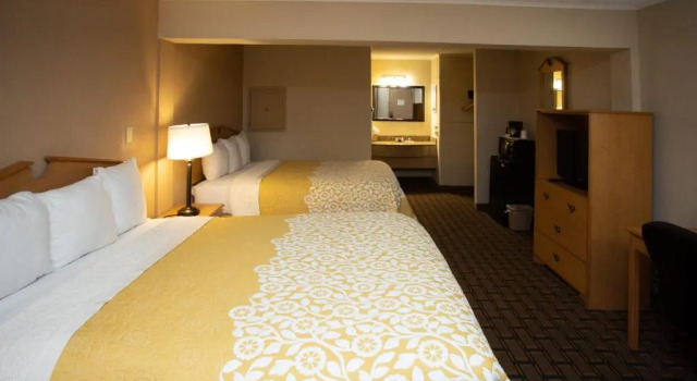 Четырёхместный номер Standard Days Inn by Wyndham Fairmont