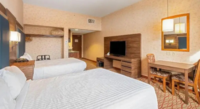 Четырёхместный номер Standard с красивым видом из окна The Lodge at Big Sky