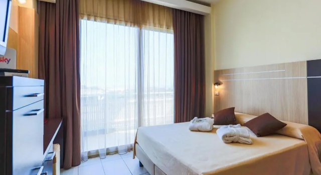 Трёхместный номер Standard с балконом Hotel King