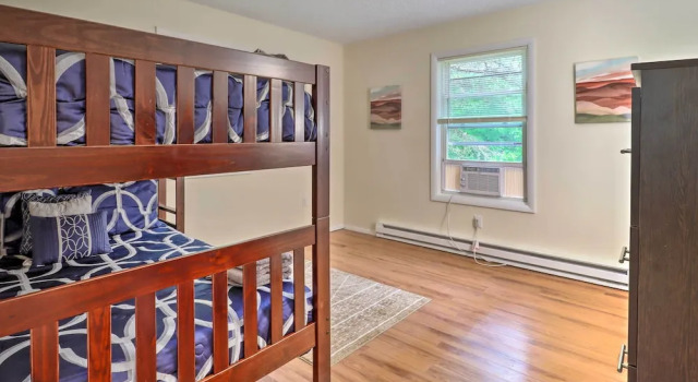 7 Mi to Lake Harmony: Home w/ Furnished Deck!, Book Feriehus Sommerhuse i Pennsylvania, Hytte