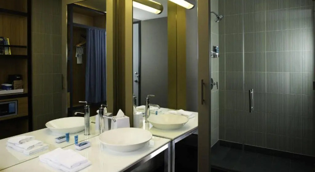 Четырёхместный номер Standard Aloft by Marriott Green Bay