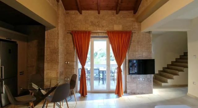 Villa *FRYNI*/5 from sea & center/Mountain View, Забронировать Вилла Отели периферии Ионических островов с бассейном, Бассейн