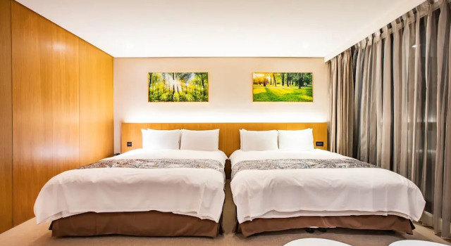 Standard cvadruplă cameră cu balcon Mega Hotel