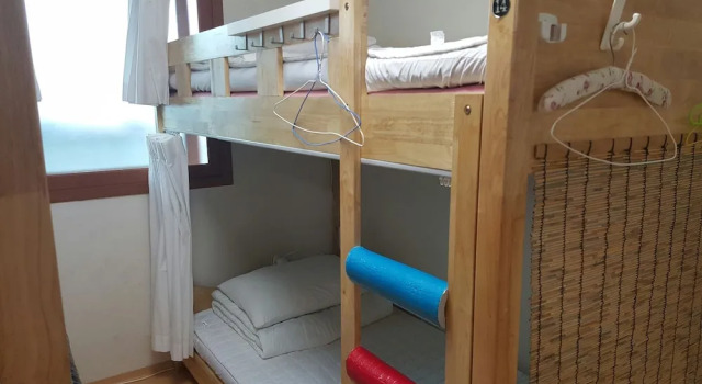 Кровать в общем номере (мужской номер) Happy Tree Guesthouse - Hostel