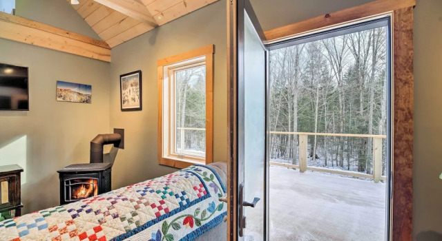 Коттедж c 1 комнатой Newly Built Cabin w/ Hot Tub - 16 Mi to Stowe Mtn!