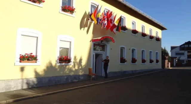 Hotel-Pension "Alte Schule", Varaa Hotelli Hotellit Baijeri pysäköinnillä, Pysäköinti