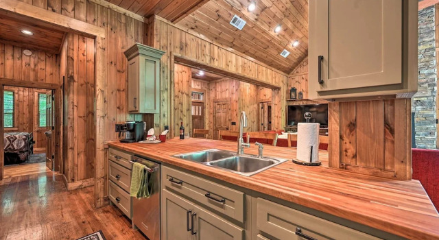 Коттедж с 2 комнатами Luxe Broken Bow Cabin: Hot Tub ~ 3 Mi to Hochatown